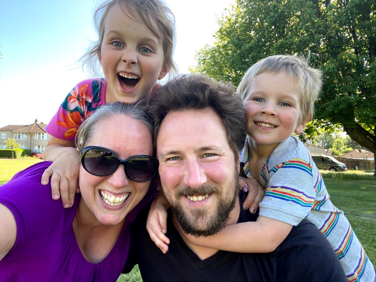 Taking a nice family selfie is a near-impossible task, but the resulting photos are certainly&nbsp;entertaining